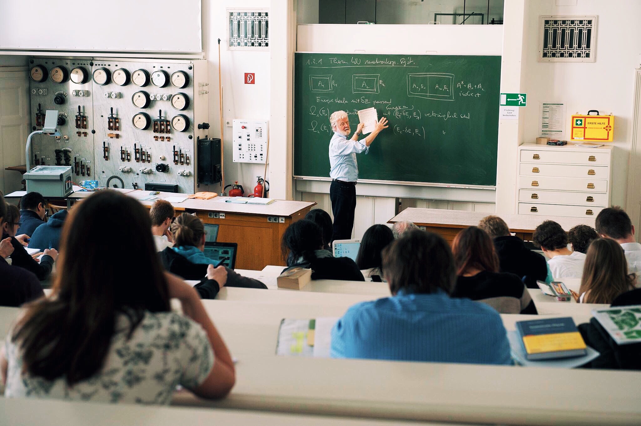 Много учителей. Физика в университете. Akademisyen. Physic student School. Applied physics students.